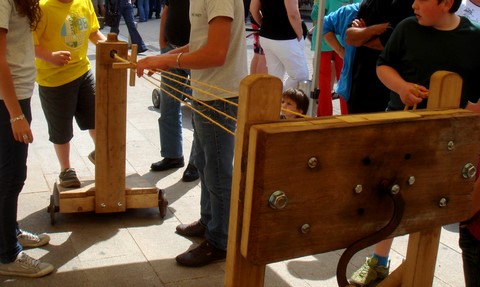 Fabrication de cordes par le public, machine à cordes, animation an ville, ferme pédagogique de woimbey, ferme itinérante