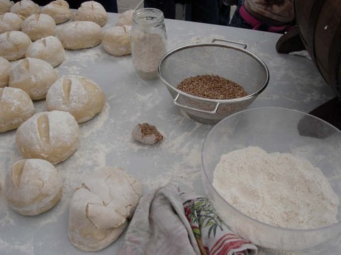 Fabrication de pain en public, ferme pédagogique de woimbey, animation en ville