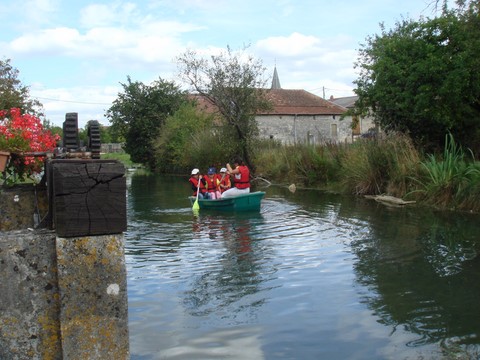 Canotage sur le ruisseau du village , aventure et découverte pour enfants