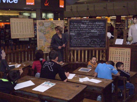 exposition école d'autrefois, la salle de classe avec pupitres bureau et tableau, exposition en galerie marchande, animations en galerie marchande