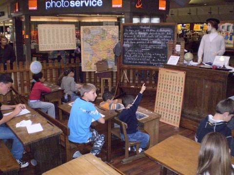 exposition école d'autrefois, la cour avec préau marelle billes, exposition en galerie marchande, animations en galerie marchande